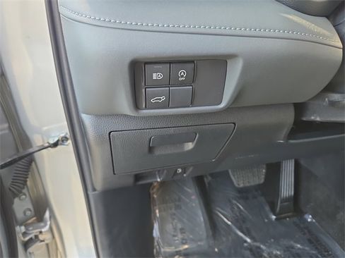 Used 2024 Toyota Highlander LE image 19