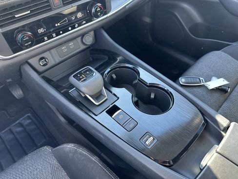 Used 2024 Nissan Rogue SV image 28