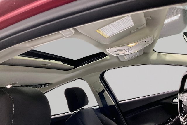 Used 2017 Ford Focus SEL w/ Cold Weather Package FWD image 4