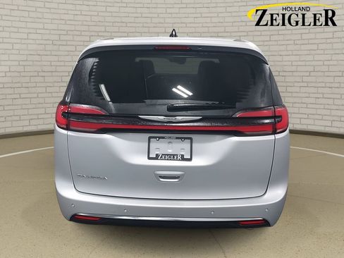 Used 2024 Chrysler Pacifica Touring-L image 6