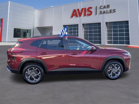 Used 2025 Chevrolet Trax LT w/ LT Convenience Package image 5