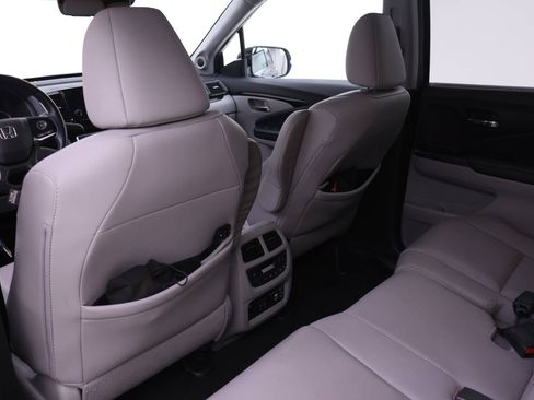 Used 2021 Honda Pilot Touring image 11