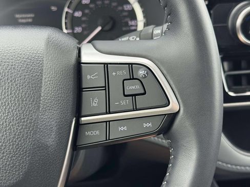 Used 2025 Toyota Highlander LE AWD/4WD image 25