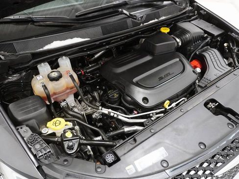 Used 2022 Chrysler Pacifica Touring-L w/ Uconnect Theater Family Group image 9