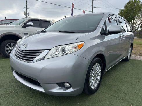 Used 2014 Toyota Sienna XLE image 2