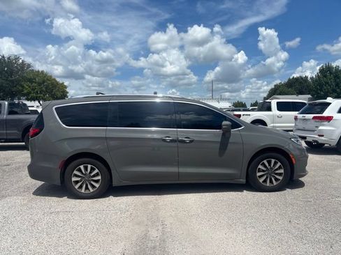 Used 2021 Chrysler Pacifica Touring-L FWD image 4