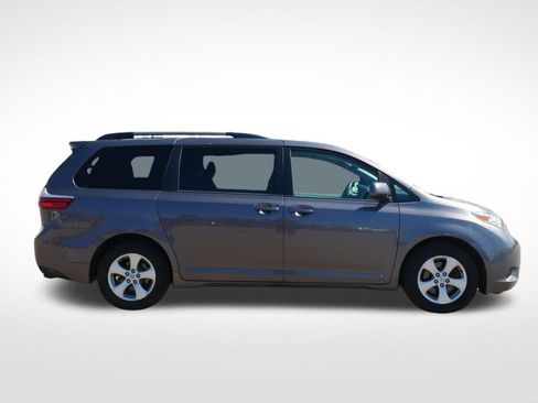 Used 2015 Toyota Sienna LE image 2