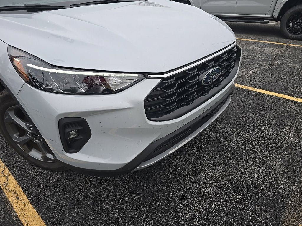 Used 2025 Ford Escape ST-Line Select AWD/4WD image 2