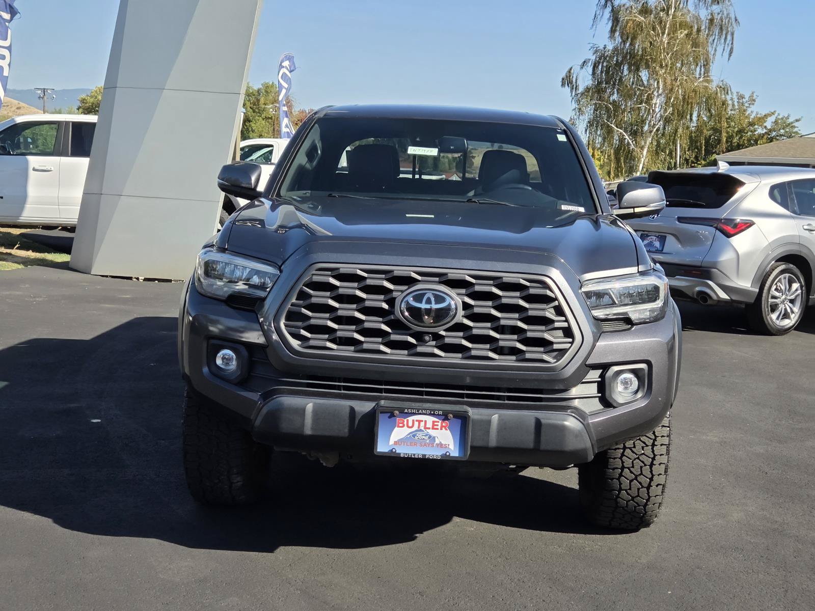 Used 2021 Toyota Tacoma TRD Off-Road w/ TRD Premium Off Road Package AWD/4WD image 2