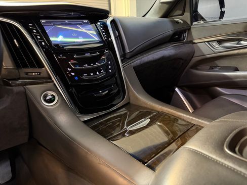 Used 2018 Cadillac Escalade ESV Platinum AWD/4WD image 29
