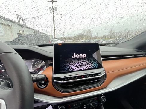 Used 2024 Jeep Compass Limited image 16