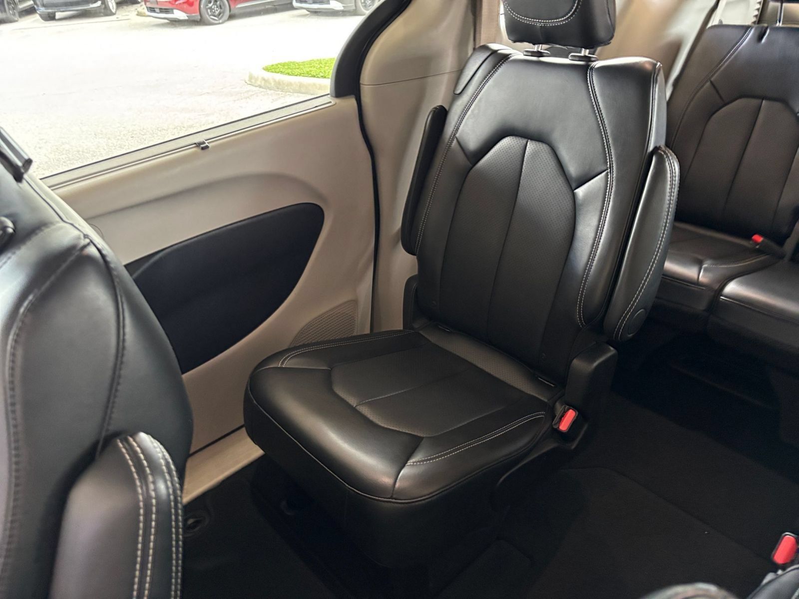 Used 2024 Chrysler Pacifica Touring-L FWD image 40
