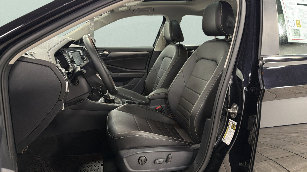 Certified 2023 Volkswagen Jetta SE w/ Panoramic Sunroof Package FWD image 18
