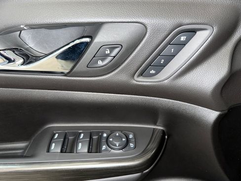 Certified 2023 GMC Acadia SLT w/ Preferred Package image 5