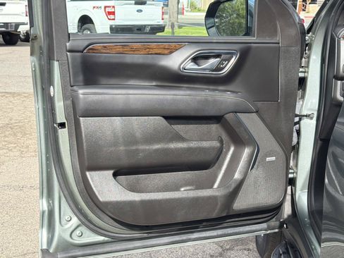 Used 2023 Chevrolet Suburban Premier image 18