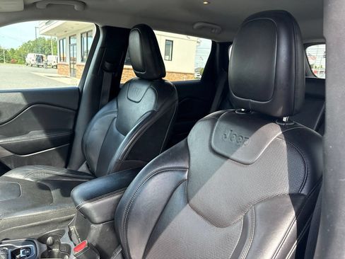 Used 2019 Jeep Cherokee Limited FWD image 3