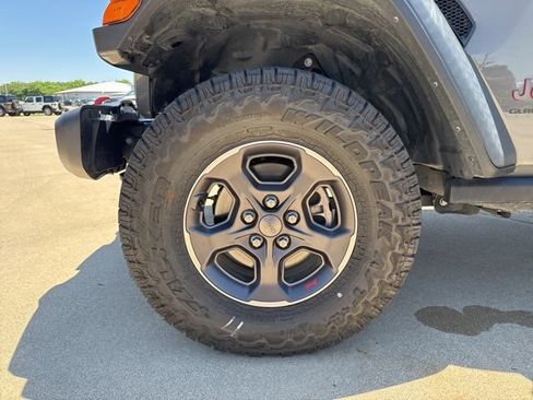 Used 2023 Jeep Gladiator Rubicon w/ Cold Weather Group AWD/4WD image 12