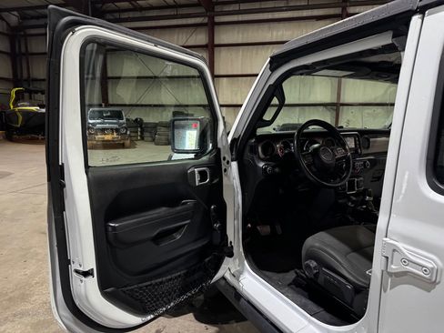 Used 2020 Jeep Gladiator Sport image 12