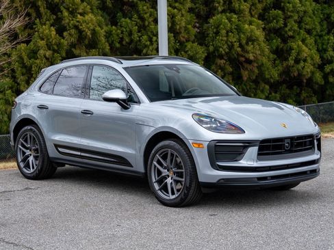 Certified 2025 Porsche Macan image 9
