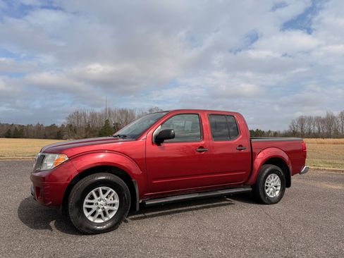 Used 2019 Nissan Frontier SV image 1