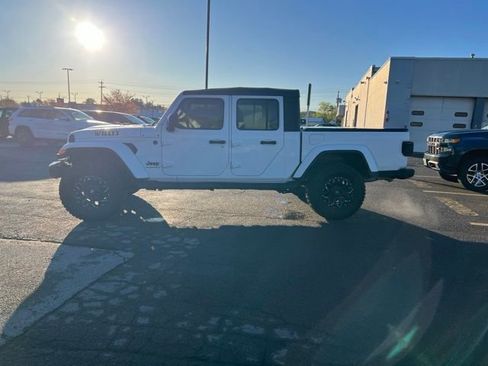 Used 2025 Jeep Gladiator Sport AWD/4WD image 3
