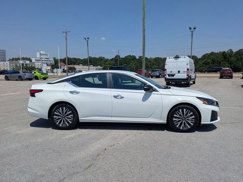 Used 2025 Nissan Altima 2.5 SV FWD image 2