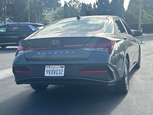 Used 2025 Hyundai Elantra SE FWD image 3
