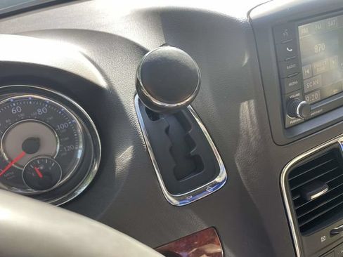 Used 2014 Chrysler Town & Country Touring FWD image 32
