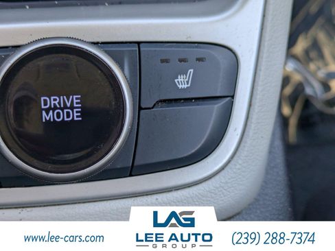 Used 2024 Hyundai Venue Limited image 25