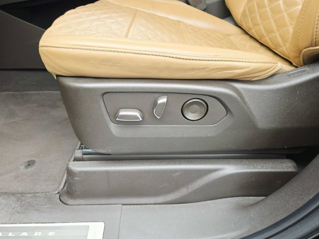 Certified 2022 Cadillac Escalade Premium Luxury w/ Performance Package AWD/4WD image 39