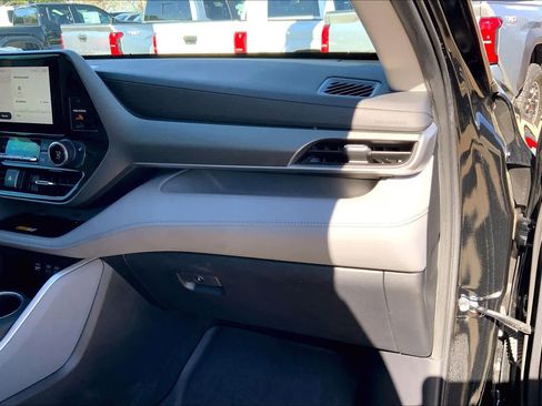 Used 2024 Toyota Highlander XLE image 19