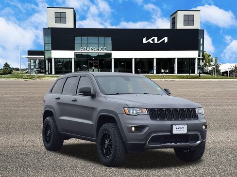 Used 2018 Jeep Grand Cherokee Limited AWD/4WD image 2
