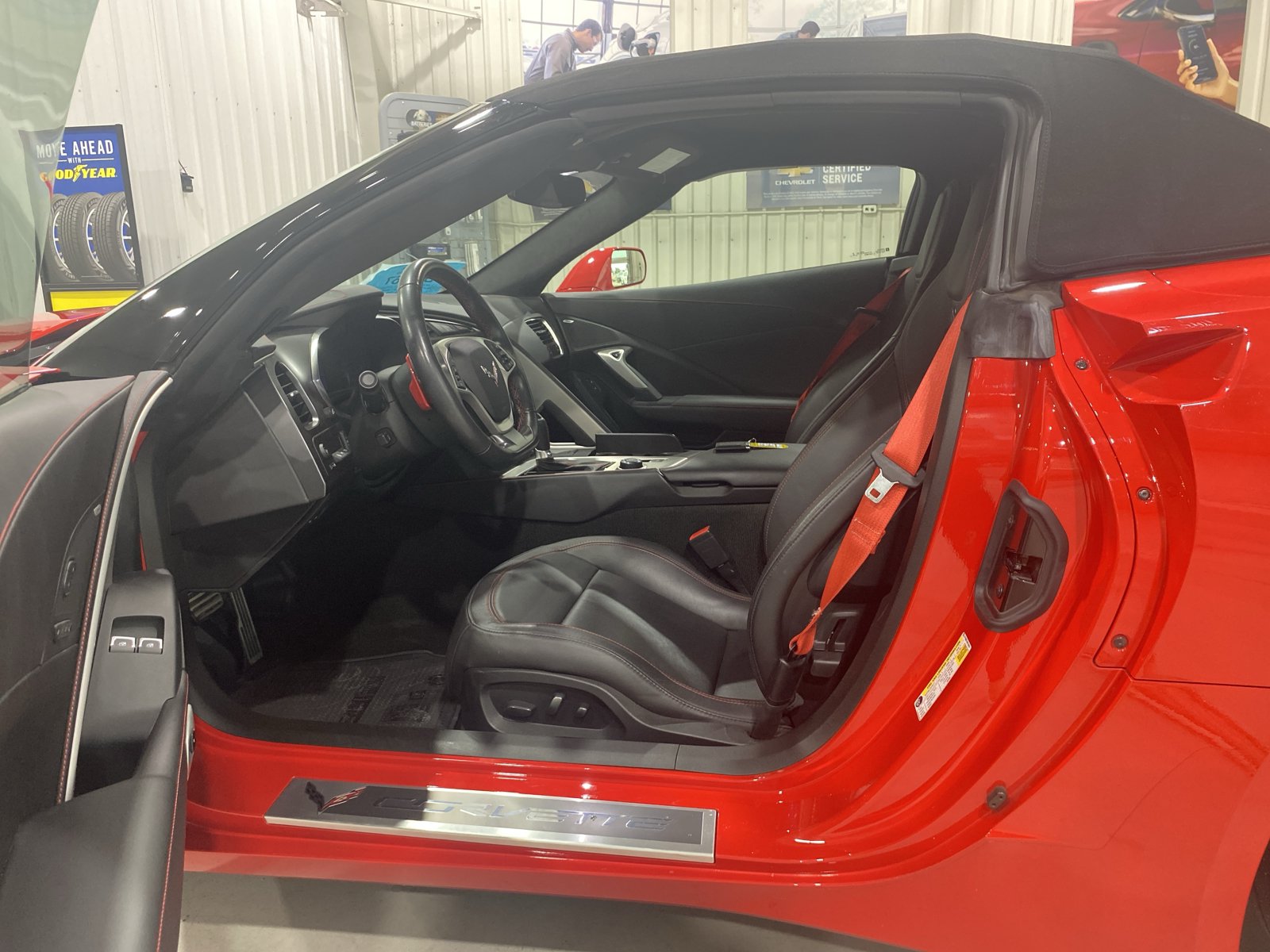 Used 2017 Chevrolet Corvette Stingray Convertible RWD image 2