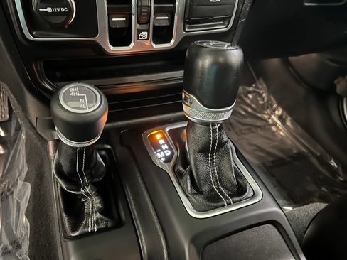 Used 2018 Jeep Wrangler Unlimited Sahara image 17