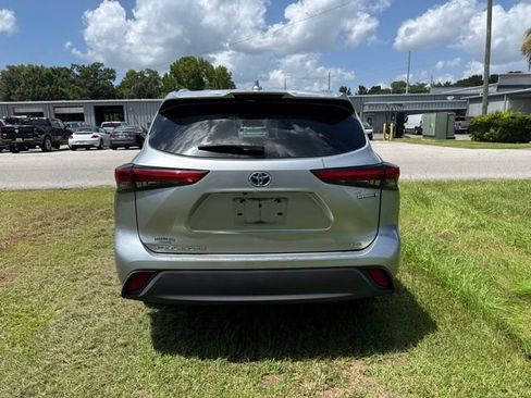 Used 2021 Toyota Highlander XLE AWD/4WD image 12
