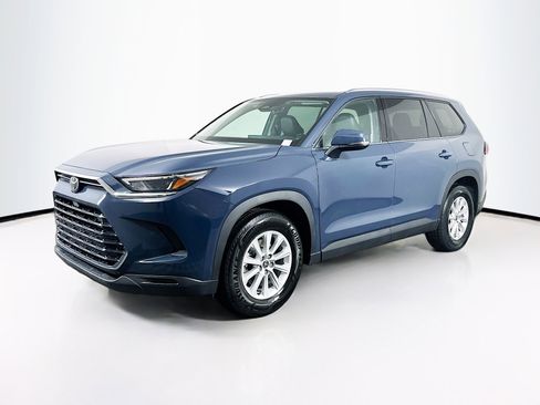 Used 2025 Toyota Grand Highlander AWD image 3