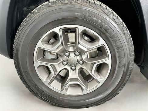 Used 2020 Jeep Cherokee Trailhawk w/ Cold Weather Group image 30