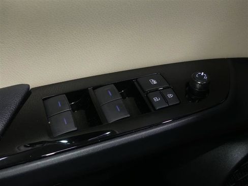 Used 2020 Toyota Prius XLE image 20