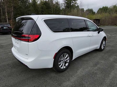 New 2026 Chrysler Pacifica Select AWD/4WD image 8