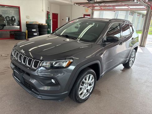 Used 2024 Jeep Compass Latitude AWD/4WD image 3
