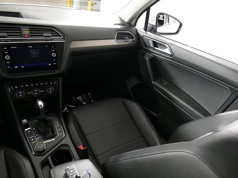 Used 2018 Volkswagen Tiguan SE AWD/4WD image 25