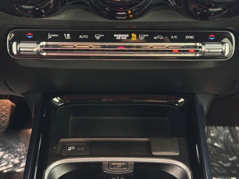 Used 2020 Mercedes-Benz GLB 250 4MATIC w/ Premium Package image 31