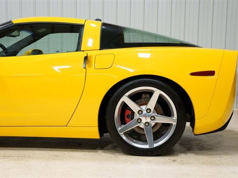 Used 2005 Chevrolet Corvette Coupe w/ Preferred Equipment Group RWD image 4