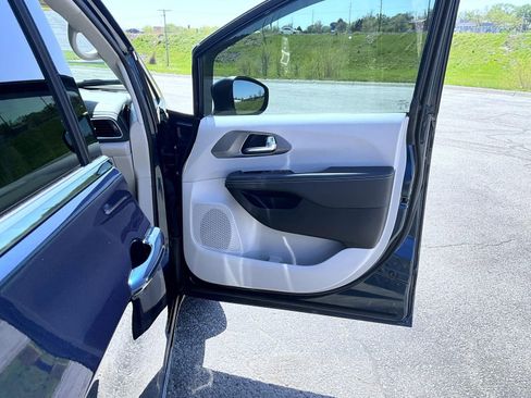 Used 2023 Chrysler Pacifica Touring-L AWD/4WD image 16