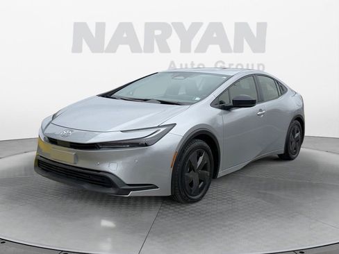 Used 2025 Toyota Prius LE image 4