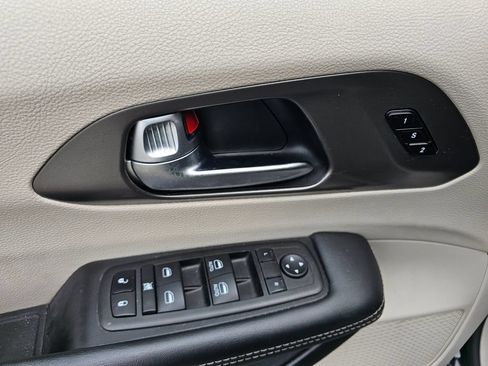 Used 2023 Chrysler Pacifica Touring-L FWD image 23