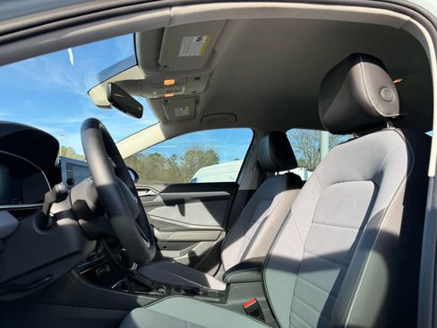 Used 2025 Volkswagen Jetta SE image 23