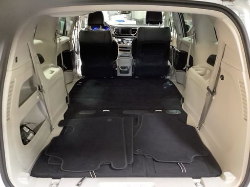 Used 2019 Chrysler Pacifica Touring-L image 14