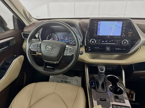 Used 2020 Toyota Highlander Limited image 27