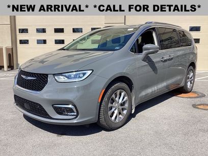 Used 2021 Chrysler Pacifica Touring-L w/ Premium & Safety Sphere Group